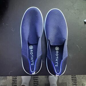 POSH STORE CLOSING
Slip on Rothy’s in navy blue